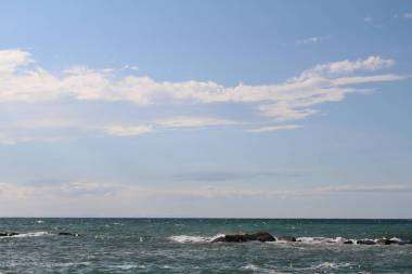 由巴里海濱拍攝的海洋全景，浪頭小，泡沫小