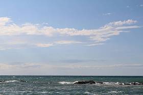 由巴里海滨拍摄的海洋全景，浪头小，泡沫小