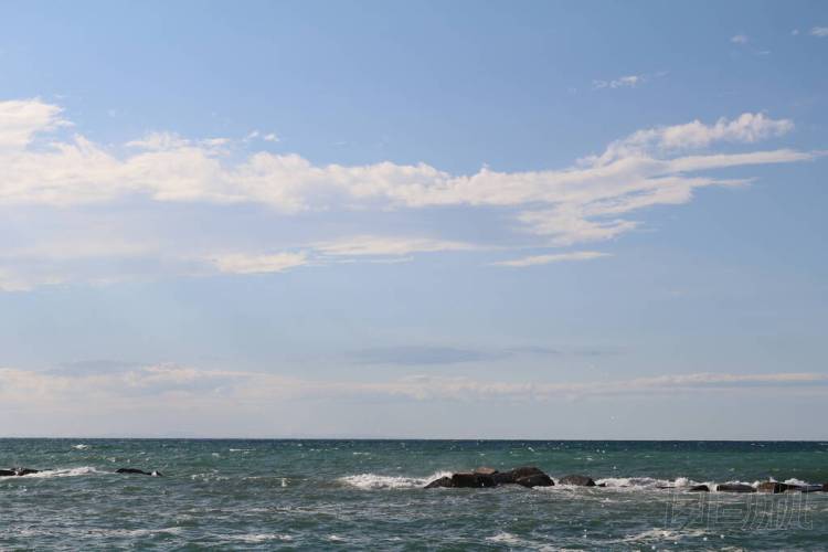 由巴里海滨拍摄的海洋全景，浪头小，泡沫小