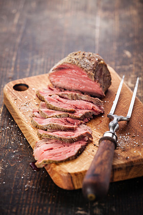 烤牛肉上切割板和肉叉