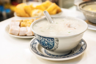 在當(dāng)?shù)氐目Х瑞^中服役的經(jīng)典香港粥