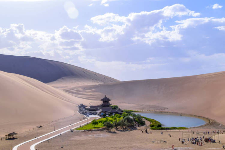 敦煌戈壁沙漠中著名的綠洲湖新月形和美麗的塔的夜景