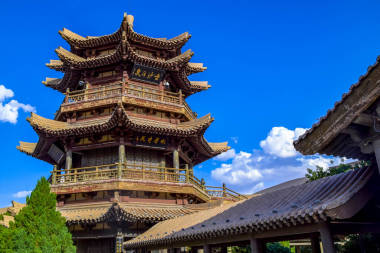 明月館位于新月湖綠洲和荒漠的背景中.這是敦煌絲綢之路的一個有名的地方