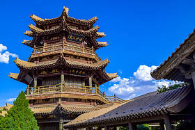 明月馆位于新月湖绿洲和荒漠的背景中.这是敦煌丝绸之路的一个有名的地方