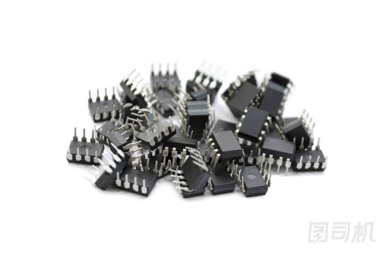 白色背景上的電子微晶片