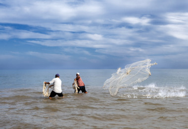 漁民投擲魚網(wǎng),圖片