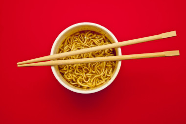 面條杯和筷子的圖片