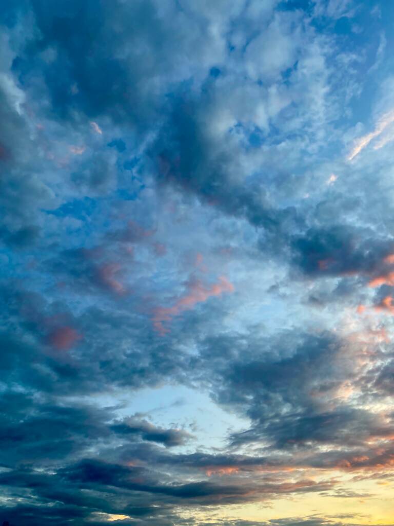 夏天，蓝天，夕阳西下，白云笼罩。自由空间