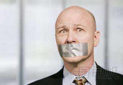 用強力膠布粘戴上口套的擔心的商人