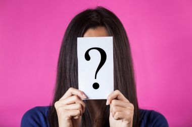 隱藏在一個問號后面的臉的女人