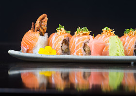 日本料理。寿司的背景图片