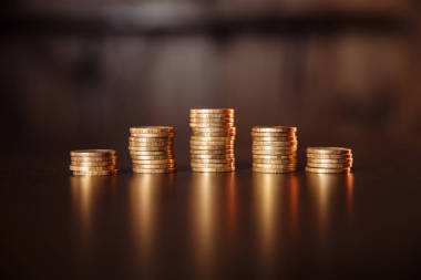 木桌上堆满了硬币图片