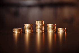 木桌上堆满了硬币图片