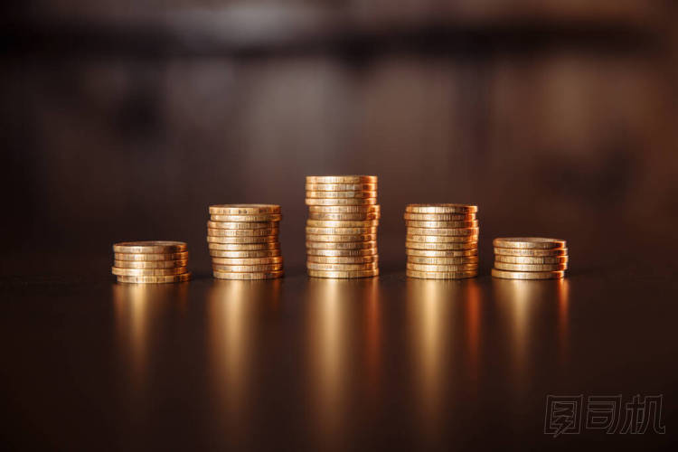 木桌上堆滿了硬幣圖片