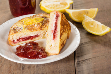 法式土司充斥著奶油芝士和草莓果凍