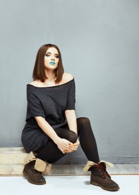 少年時(shí)裝模特與藍(lán)色的嘴唇照片