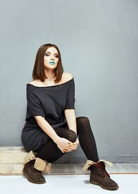 少年时装模特与蓝色的嘴唇照片