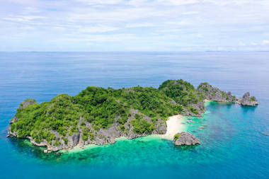 Caramoan Islands, Matukad, Philippines.海滩上的船只和游客