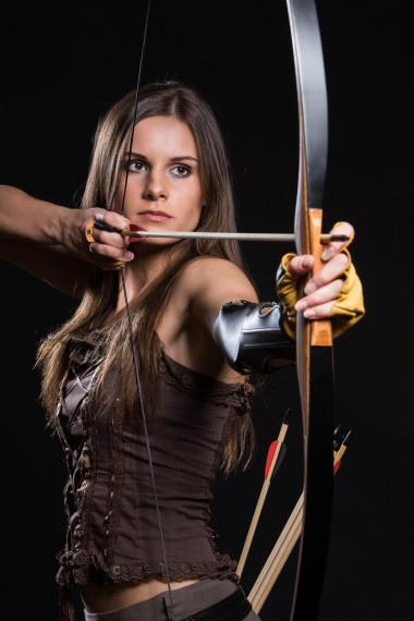 用弓和历史服装的女孩照片
