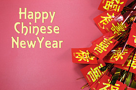 中国农历新年快乐文本问候与传统装饰红色背景上