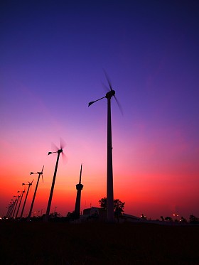 清洁能源风力涡轮剪影图片