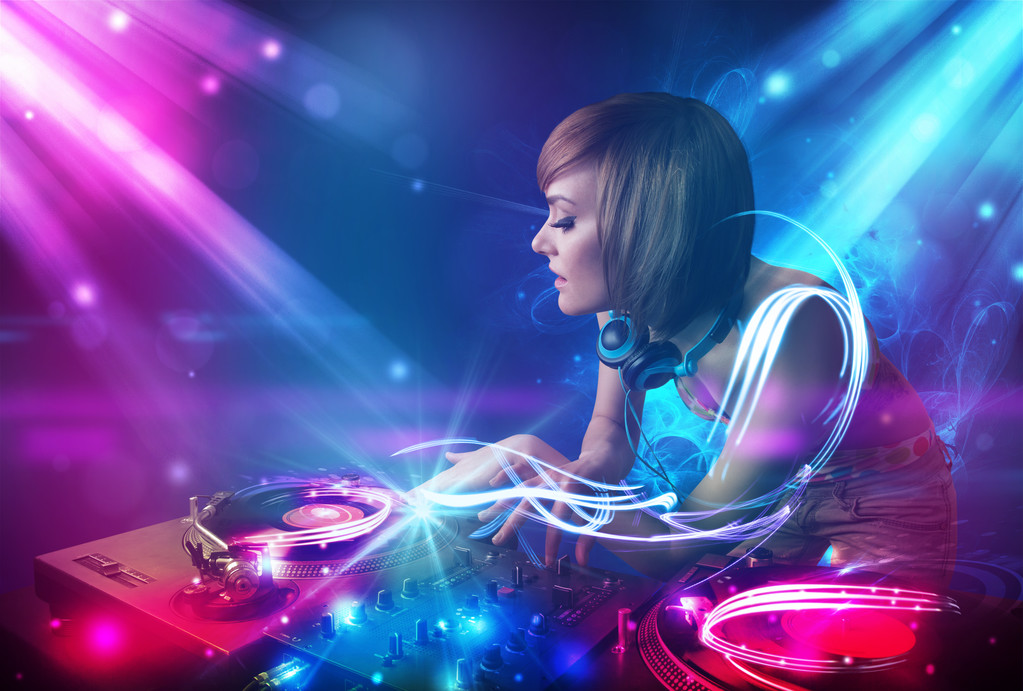 精力充沛的 dj 女孩与强大的灯光效果混合音乐 精力充沛的 dj 女孩与强大的灯光效果混合音乐