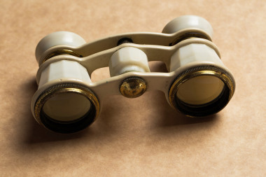 在桌子上的白色雙筒望遠鏡圖片
