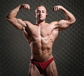 健身。美丽强壮的男人和他的肌肉