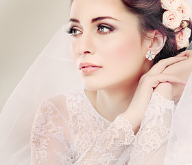 美丽的新娘的画像。婚纱礼服。婚礼装饰