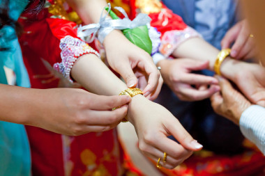 年長(zhǎng)的親屬提出的金手鐲是一件幸事我