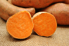 一半的甜土豆照片