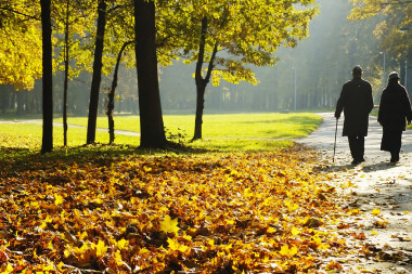 養(yǎng)老金領(lǐng)取者行走圖片
