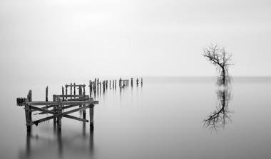 在乳白色的長時間曝光的廢棄碼頭美術(shù)景觀形象