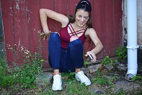 有趣的性感微笑美丽的年轻嬉皮士女模特夏天新鲜嬉皮士服装。在街上