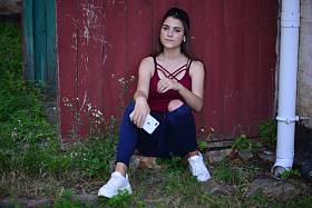 有趣的性感微笑美丽的年轻嬉皮士女模特夏天新鲜嬉皮士服装。在街上