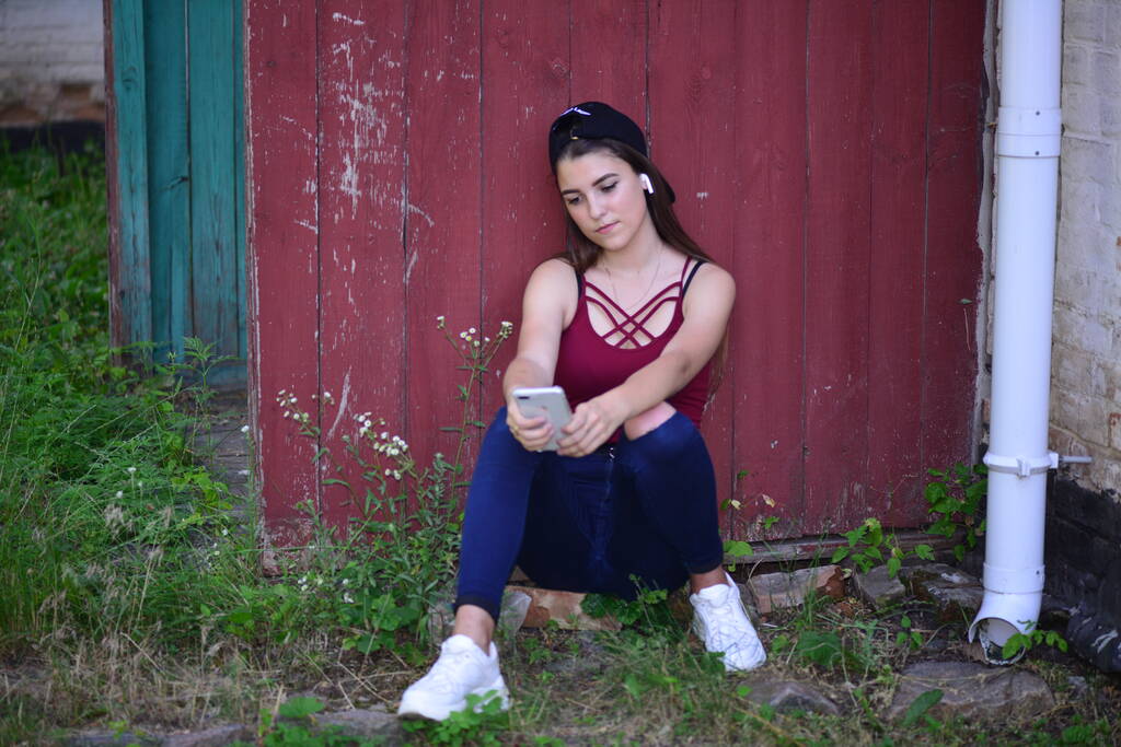 有趣的性感微笑美丽的年轻嬉皮士女模特夏天新鲜嬉皮士服装。在街上 有趣的性感微笑美丽的年轻嬉皮士女模特夏天新鲜嬉皮士服装。在街上