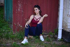 有趣的性感微笑美丽的年轻嬉皮士女模特夏天新鲜嬉皮士服装。在街上