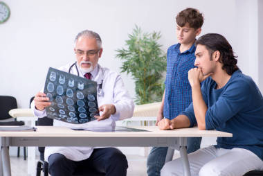 在醫(yī)院看醫(yī)生的小男孩圖片