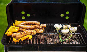 户外烤香肠和蔬菜