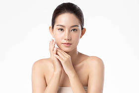 美丽的年轻亚洲女人，拥有洁净新鲜的皮肤，有白色背景，面部护理，面部治疗，美容美感，美感和温泉，亚洲女人肖像