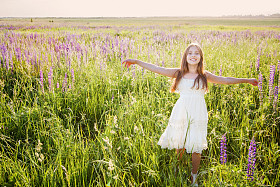 美丽的女孩户外图片