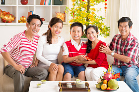 亚洲家庭庆祝中国农历新年图片