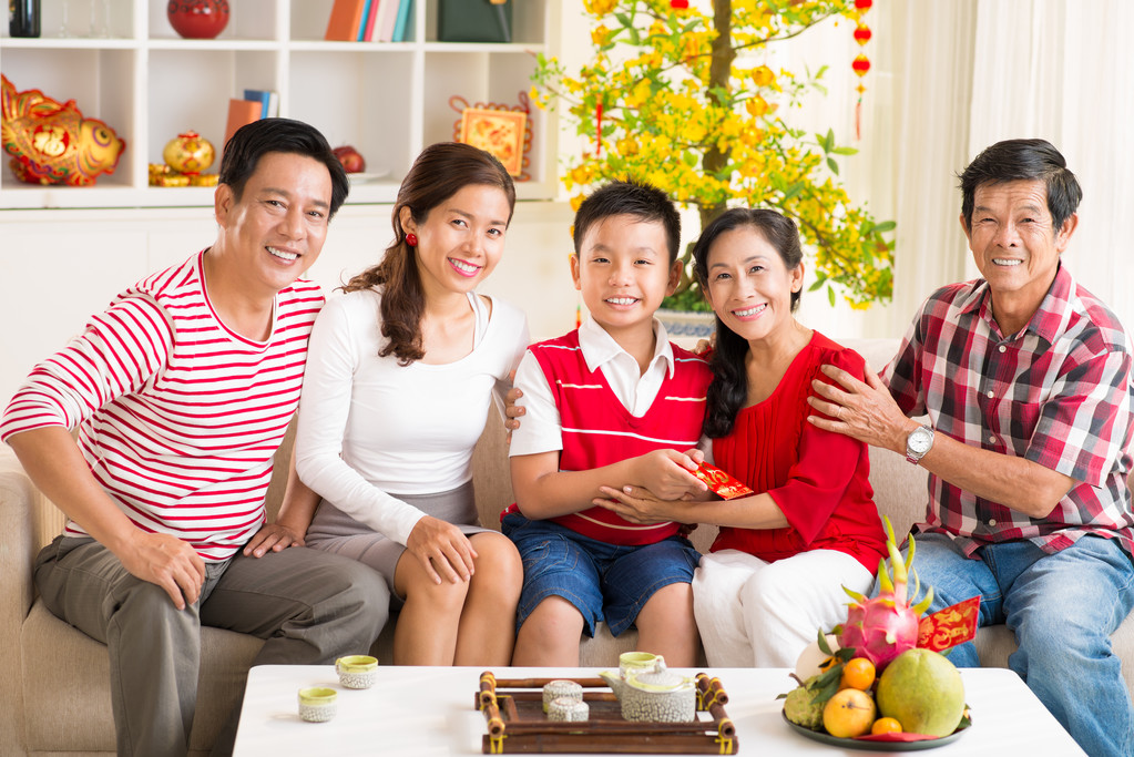 亚洲家庭庆祝中国农历新年图片