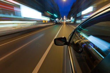 汽車駕駛快速在夜城