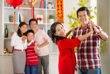 年長夫婦慶祝新的一年圖片