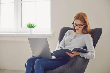 認真的年輕婦女在網(wǎng)上學習或工作，在網(wǎng)上會議或網(wǎng)上研討會上做筆記，文字空間