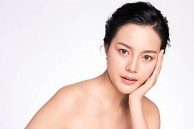 美丽的年轻亚洲女人，拥有洁净新鲜的皮肤，有白色背景，面部护理，面部治疗，美容美感，美感和温泉，亚洲女人肖像