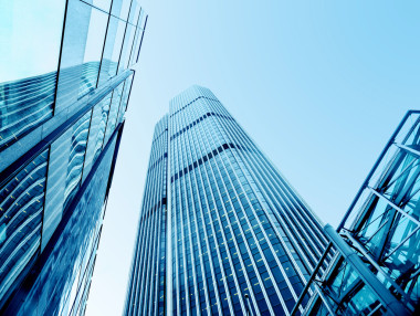 現(xiàn)代化的辦公大樓從低角度查看