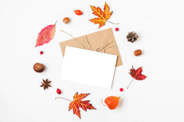 秋天的作文。用秋天的葉子、花、堅果、漿果在白色背景上制成的空白花環(huán)賀卡。平面布局，帶有復(fù)制空間的頂部視圖