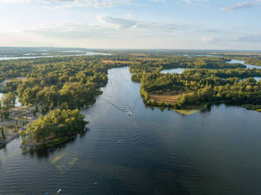 在基辅第聂伯河的夕阳西下空中无人驾驶飞机视图